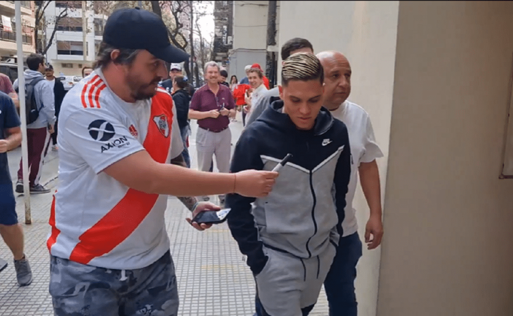 Video: La Increíble Reacción De Juanfer Quintero Con Un Hincha De River ...