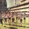 Jugadores de River celebrando la vuelta olímpica en la Bombonera con la pelota naranja