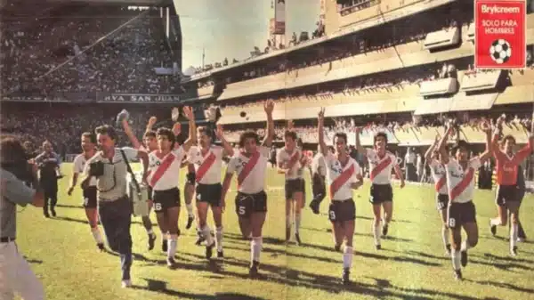 Jugadores de River celebrando la vuelta olímpica en la Bombonera con la pelota naranja