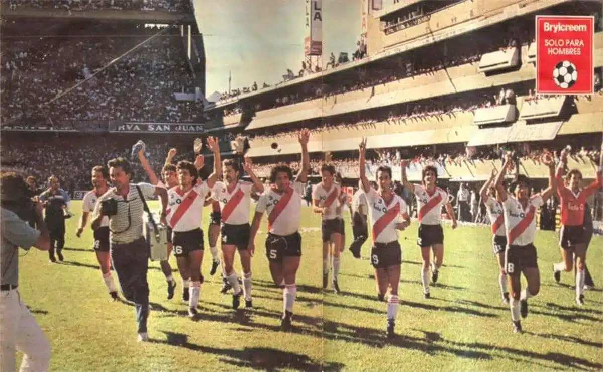 Jugadores de River celebrando la vuelta olímpica en la Bombonera con la pelota naranja