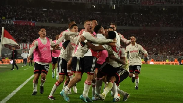 Hay contactos: Coudet definió su prioridad y River inició contactos por un ex goleador