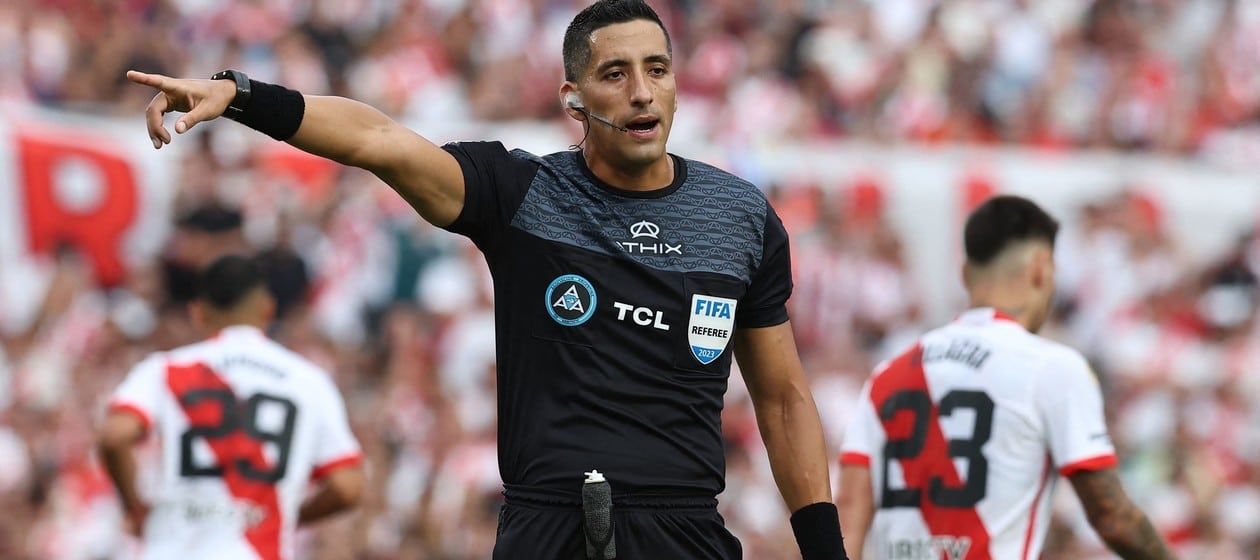 River vs Belgrano: La explicación de los árbitros sobre la polémica sanción de la mano de Rivero