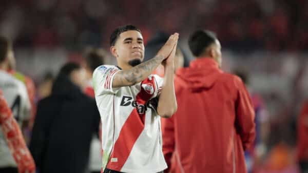 Kendry Páez le pidió perdón a los hinchas en el estadio.