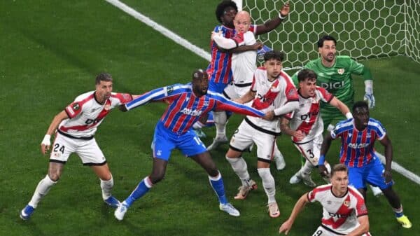Batalla dio un mal rebote en el gol del Palace.