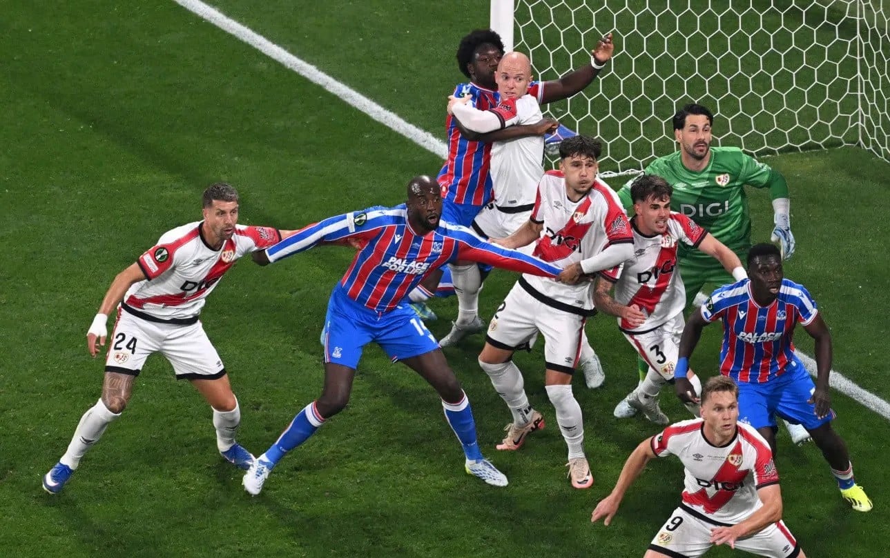 Batalla dio un mal rebote en el gol del Palace.
