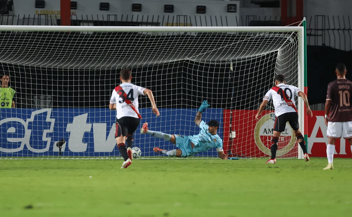 Quintero falló su segundo penal consecutivo en River