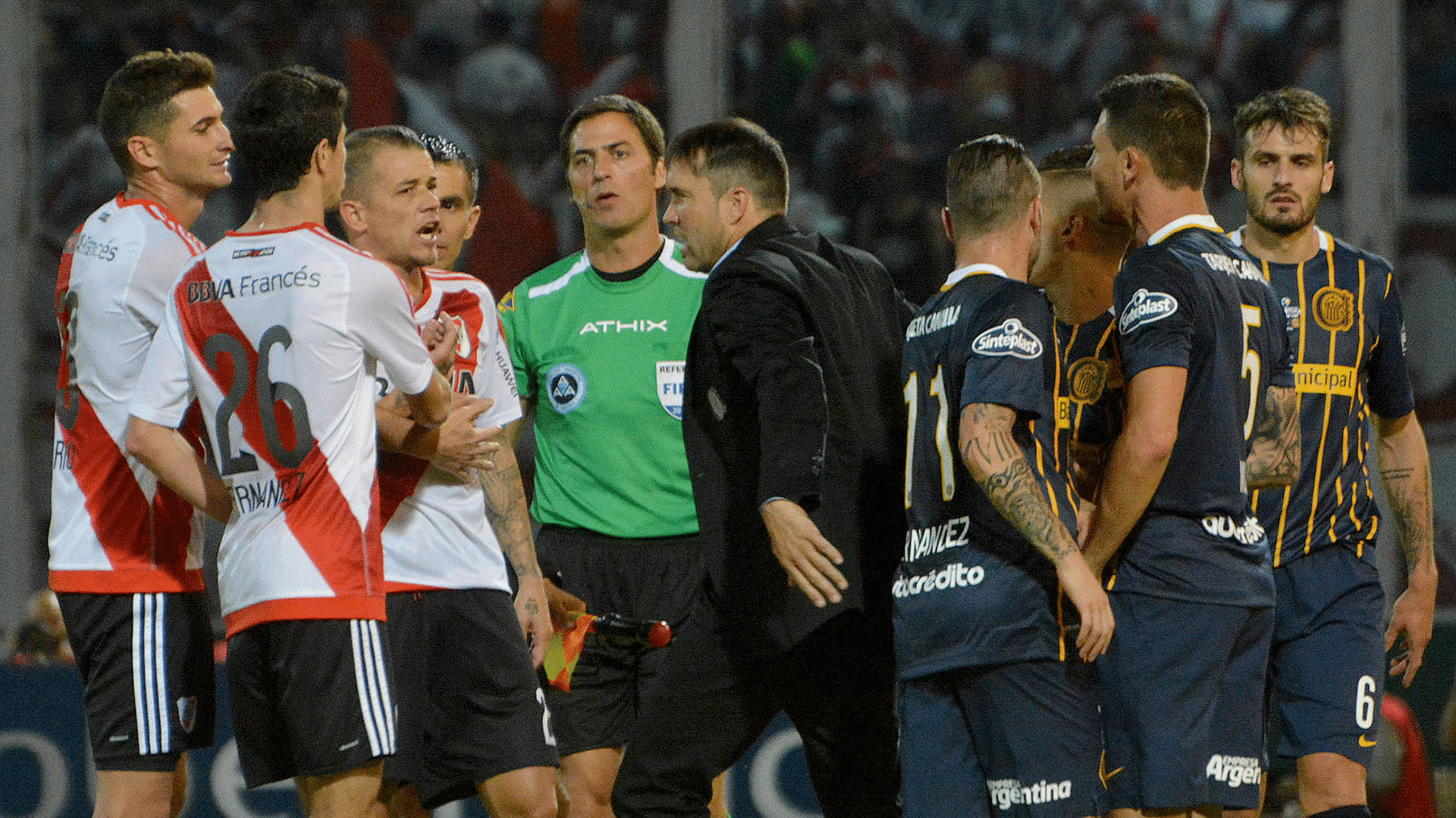 Coudet, que supo enfrentar a River en mano a mano dirigiendo a Rosario Central, hoy está en el banco millonario