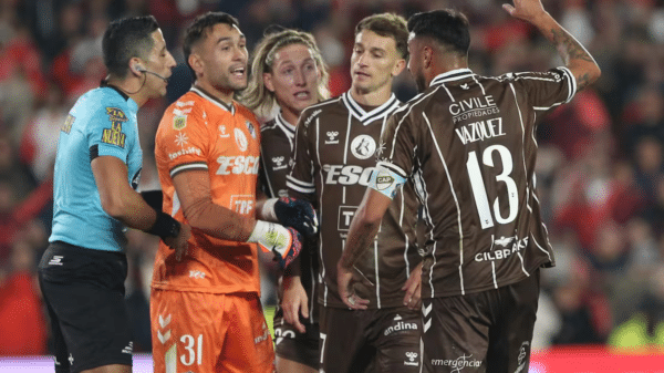 Falcón Pérez se dejó manejar el partido por los jugadores de Platense.
