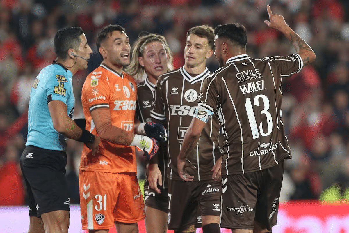 Falcón Pérez se dejó manejar el partido por los jugadores de Platense.