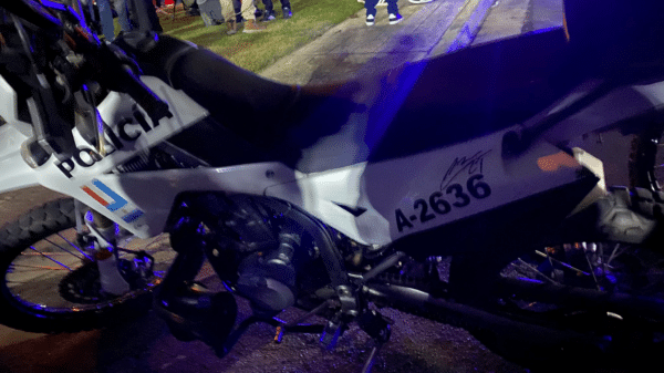 La firma de Cachete quedó estampada en la moto del policía.