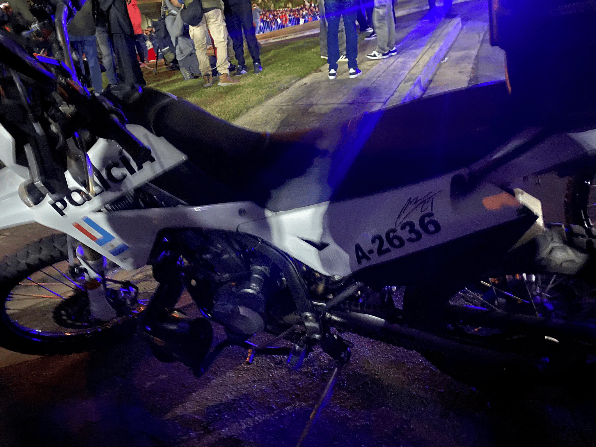 La firma de Cachete quedó estampada en la moto del policía.