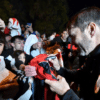 El Chacho Coudet firmó autógrafos en la llegada de River al hotel.