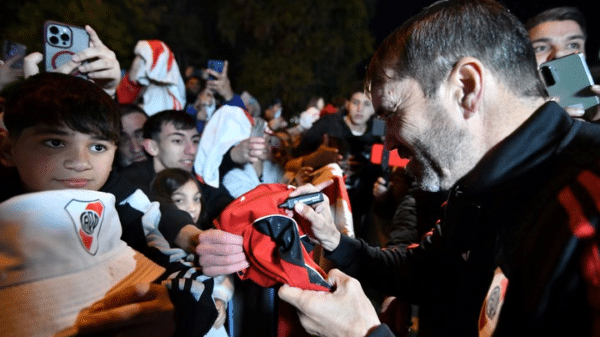 El Chacho Coudet firmó autógrafos en la llegada de River al hotel.