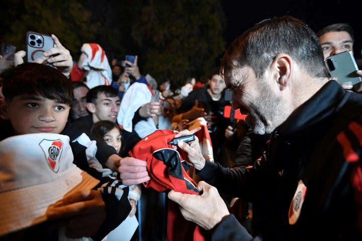 El Chacho Coudet firmó autógrafos en la llegada de River al hotel.