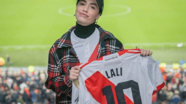 Lali es fanática de River y suele ir al Monumental.