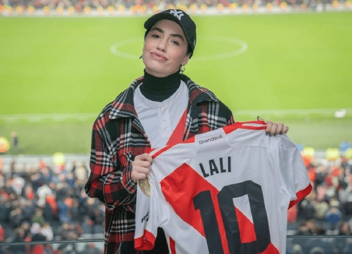 Lali es fanática de River y suele ir al Monumental.