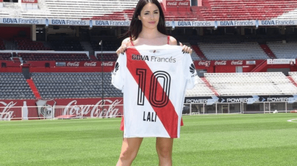 Lali es hincha de River desde pequeña.