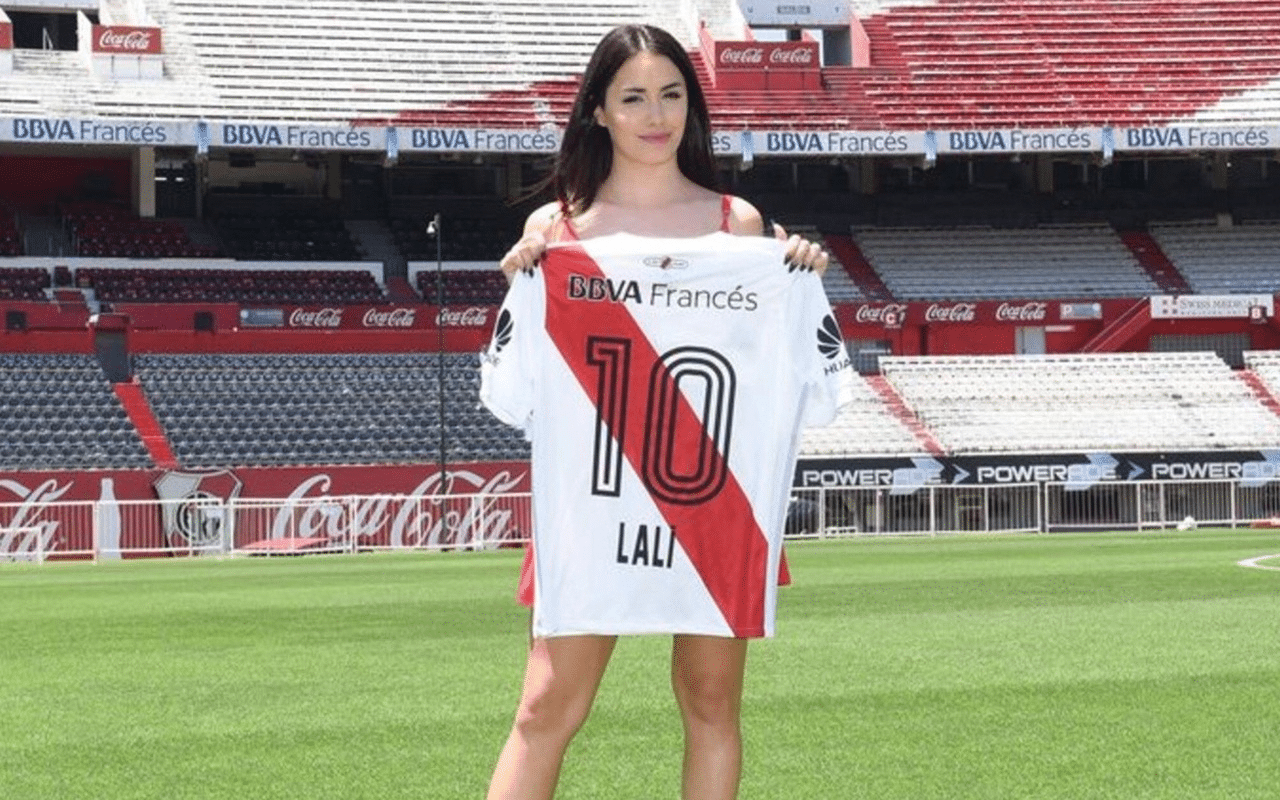 Lali es hincha de River desde pequeña.