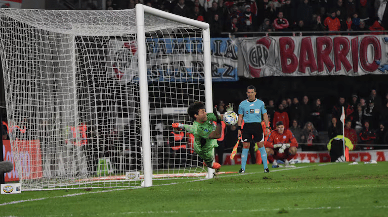 Beltrán fue la figura en la serie de penales ante San Lorenzo.