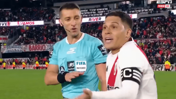 El cruce entre Juanfer y el Huevo fue captado por las cámaras.