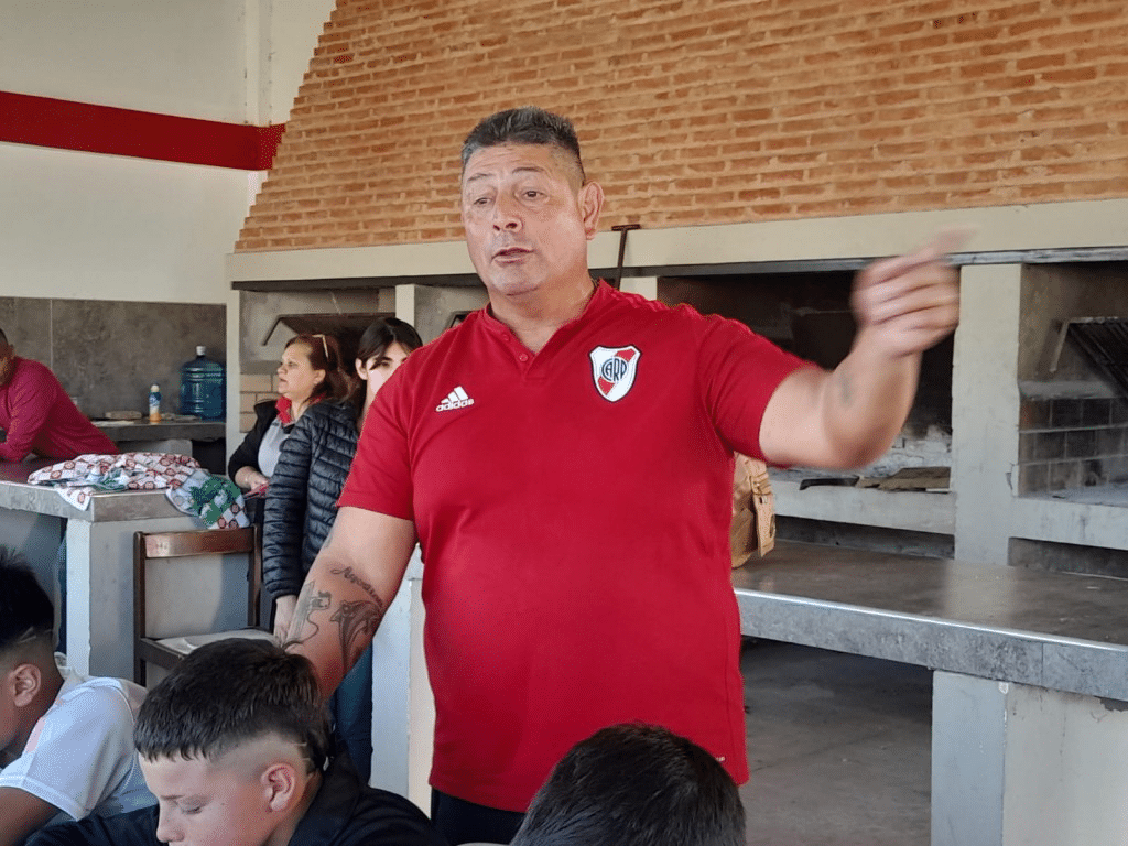 Luis Pereyra viaja por todo el país, buscando jovenes talentos para River.