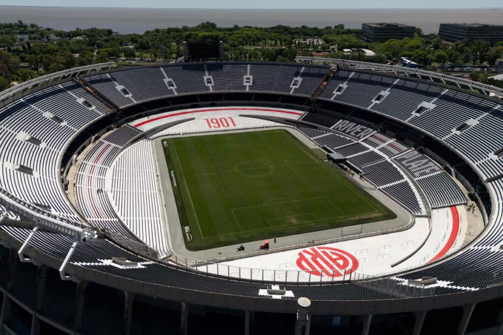 Airbnb y River: el curioso convenio para dormir en el Monumental