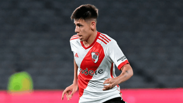 Claudio Echeverri podría regresar a River en este mercado.