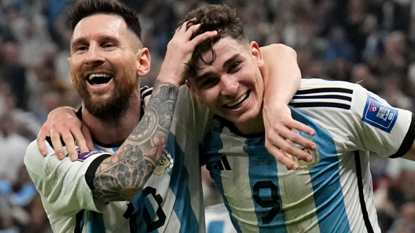 Julián Álvarez y Lionel Messi