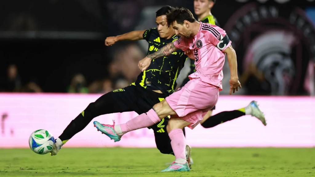 Andrés Herrera marcando a Lionel Messi