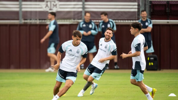 Joaquín Freitas junto a Lionel Messi.