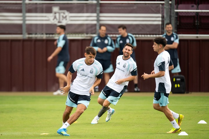 Joaquín Freitas junto a Lionel Messi.