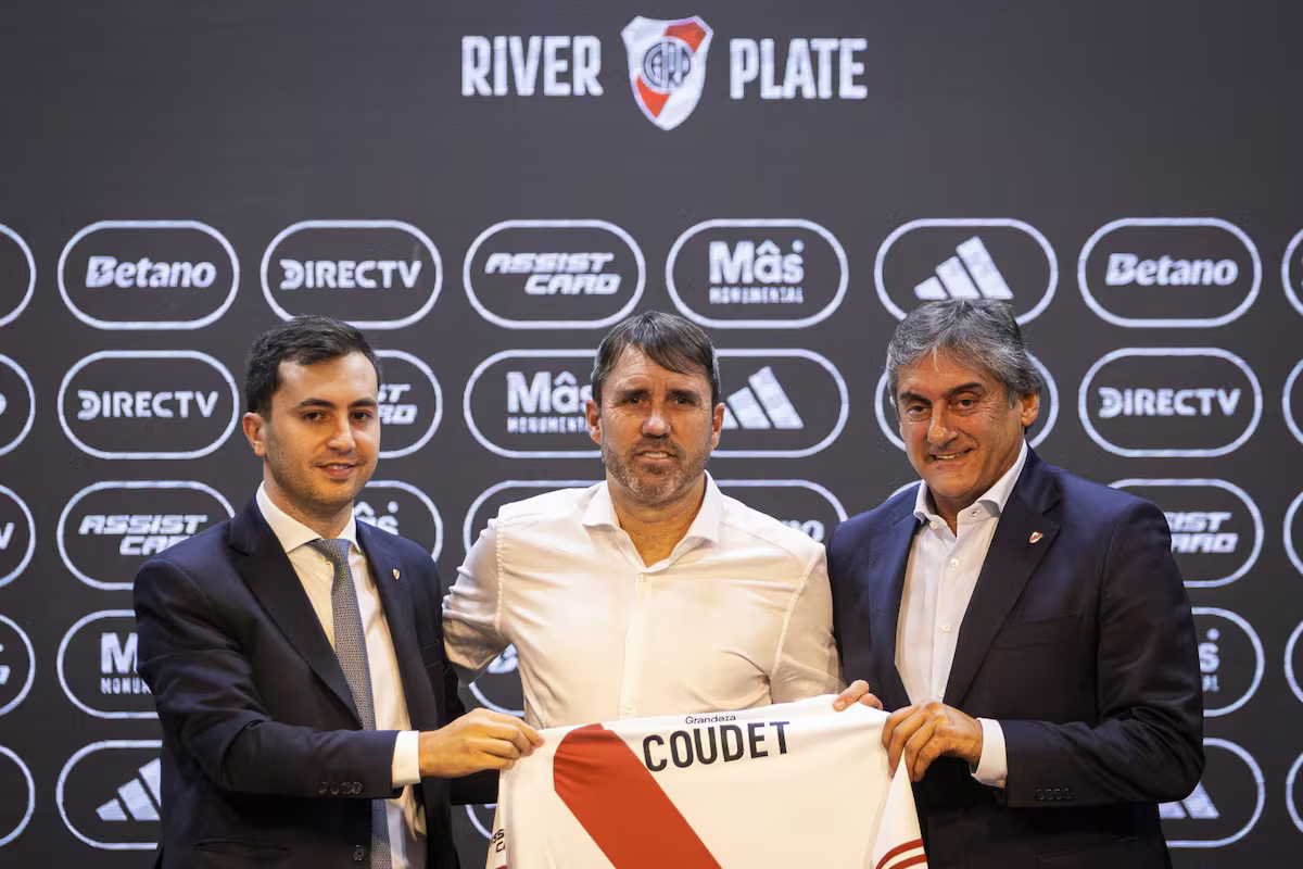 Dirigiencia y entrenador de River